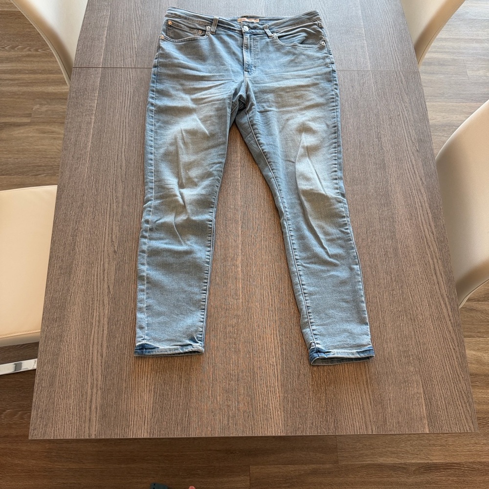 Levi’s Women’s Light Wash Skinny Jeans 721 Size 33
